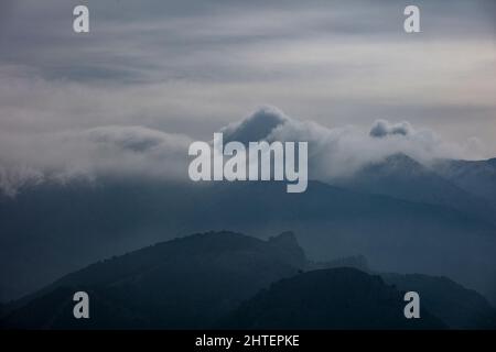 Die Kalksteinfelsen in der Nähe von Ventas de Zafarraya sind bei Spaziergängern und Kletterern beliebt. Stockfoto