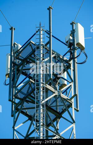 Telekommunikation Betonturm mit Antennen. LTE, GSM, 2G, 3G, 4G, 5G Turm der Mobilfunkkommunikation Stockfoto