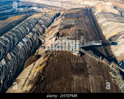 Bergbauausrüstung in einer Braunkohle-Tagebaumine in der Nähe von Garzweiler, Deutschland. Luftaufnahme Stockfoto