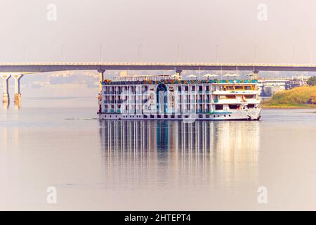 Ein kleines Kreuzschiff, das auf dem Nil, Ägypten, segelt Stockfoto