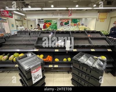 Hongkong, China. 28.. Februar 2022. Leere Regale in einem Supermarkt Hongkong könnte eine harte Sperre nach chinesischem Stil einführen, die die Menschen in ihre Häuser einschränkt, signalisierten die Behörden, mit der Zero-Covid-19-Strategie der Stadt, die in Spitälern und Leichen auftürmen. Die Leute eilten zum Supermarkt, um ihre Reserve in Vorbereitung aufzustocks. Kredit: SOPA Images Limited/Alamy Live Nachrichten Stockfoto