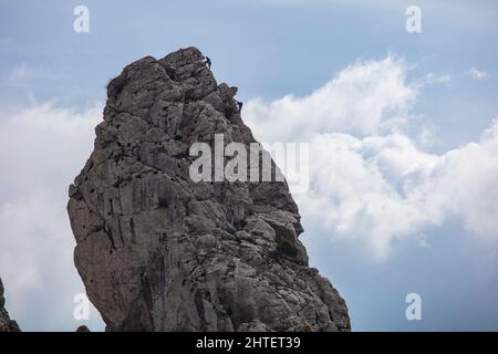 Die Kalksteinfelsen in der Nähe von Ventas de Zafarraya sind bei Spaziergängern und Kletterern beliebt. Stockfoto