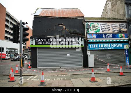 Belfast, Großbritannien. 28.. Februar 2022. 28.. Februar 2022. Trümmer fallen aus einem unsicheren Gebäude in der Castle Street im Stadtzentrum von Belfast Credit: Bonzo/Alamy Live News Stockfoto