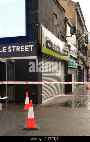 Belfast, Großbritannien. 28.. Februar 2022. 28.. Februar 2022. Trümmer fallen aus einem unsicheren Gebäude in der Castle Street im Stadtzentrum von Belfast Credit: Bonzo/Alamy Live News Stockfoto