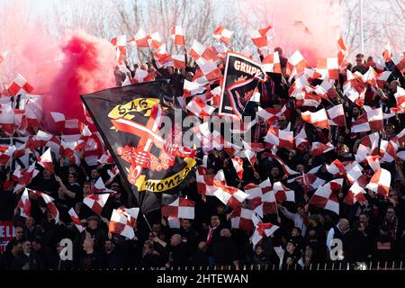 Monza-Fans beim Spiel der Serie B zwischen Monza und Lecce im U Power Stadium am 27. Februar 2022 in Monza, Italien. Stockfoto