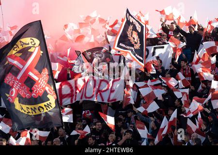 Monza-Fans beim Spiel der Serie B zwischen Monza und Lecce im U Power Stadium am 27. Februar 2022 in Monza, Italien. Stockfoto
