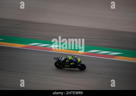 Italienischer Motorradfahrer, der beim AragonGP durch eine der schwierigsten Ecken der Rennstrecke rast Stockfoto