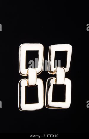 Nahaufnahme von goldenen Ohrringen auf schwarzem Hintergrund Stockfoto