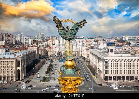 Kiew, Ukraine - 1. April 2021: Unabhängigkeitsdenkmal in Kiew. Blick von der Drohne Stockfoto