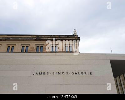 Die 'JAMES-SIMON-GALERIE' steht an der Wand des Gebäudes Stockfoto