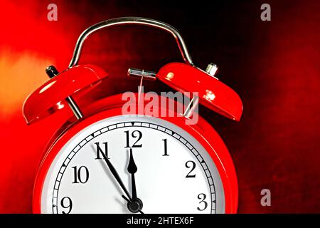 Wecker mit der Zeit 5 bis 12 Stockfoto