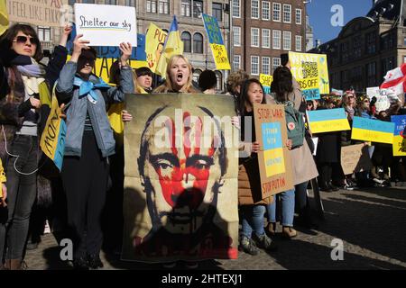 Tausende Demonstranten protestieren am 27. Februar 2022 auf dem Dam-Platz in Amsterdam, Niederlande, gegen die russische Militärinvasion in die Ukraine. Stockfoto