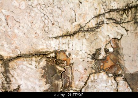 Textur einer Mineralsteinmauer in der Natur Stockfoto