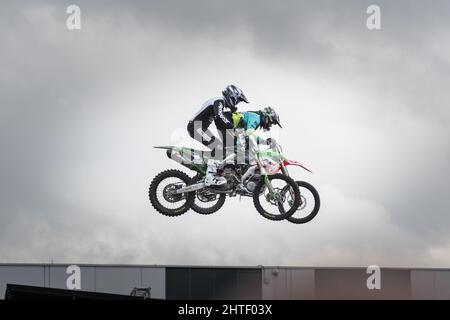 Rücksichtslose Piloten führen während der EICMA in Mailand akrobatische Tricks in der Luft durch Stockfoto