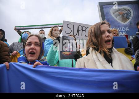 Istanbul, Türkei. 28.. Februar 2022. Demonstranten halten Plakate und ukrainische Flaggen während der Demonstration gegen die russische Aggression in Istanbul. Am fünften Tag des Angriffs russischer Truppen auf die Ukraine versammelten sich ukrainische Bürger und Antikriegsdemonstranten in Istanbul, um gegen Russland und den russischen Präsidenten Wladimir Putin zu protestieren. Kredit: SOPA Images Limited/Alamy Live Nachrichten Stockfoto