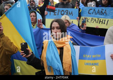 Istanbul, Türkei. 28.. Februar 2022. Demonstranten halten Plakate und ukrainische Flaggen während der Demonstration gegen die russische Aggression in Istanbul. Am fünften Tag des Angriffs russischer Truppen auf die Ukraine versammelten sich ukrainische Bürger und Antikriegsdemonstranten in Istanbul, um gegen Russland und den russischen Präsidenten Wladimir Putin zu protestieren. Kredit: SOPA Images Limited/Alamy Live Nachrichten Stockfoto