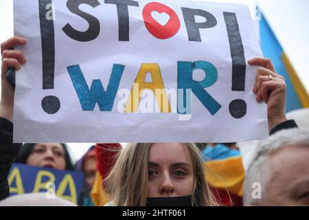 Istanbul, Türkei. 28.. Februar 2022. Ein Protestler hält Plakate während der Demonstration gegen die russische Aggression in Istanbul. Am fünften Tag des Angriffs russischer Truppen auf die Ukraine versammelten sich ukrainische Bürger und Antikriegsdemonstranten in Istanbul, um gegen Russland und den russischen Präsidenten Wladimir Putin zu protestieren. Kredit: SOPA Images Limited/Alamy Live Nachrichten Stockfoto