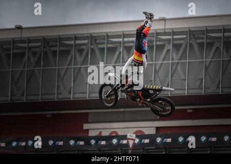 Rücksichtslose Piloten führen während der EICMA in Mailand akrobatische Tricks in der Luft durch Stockfoto