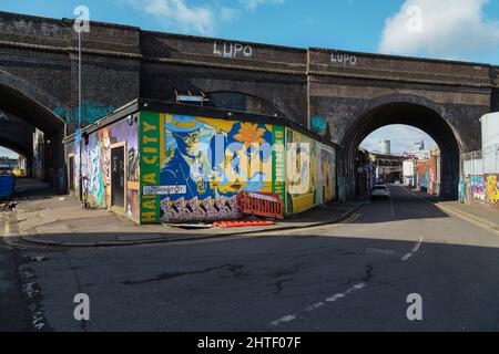 Street Art in der Lower Trinity Street, einem Teil des Unterhaltungsviertels im Kreativviertel von Birmingham. Die Rotunde ist in der Ferne zu sehen. Stockfoto