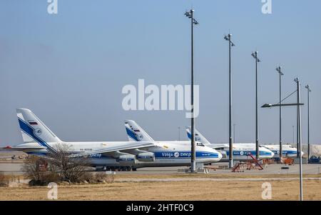 Schkeuditz, Deutschland. 28.. Februar 2022. Drei Antonov an-124 Frachtflugzeuge der russischen Wolga-Dnepr-Gruppe sind am Flughafen Leipzig/Halle geparkt. Die Flugzeuge dürfen nicht mehr starten, weil der Luftraum der EU für russische Flugzeuge gesperrt ist. Quelle: Jan Woitas/dpa-Zentralbild/dpa/Alamy Live News Stockfoto