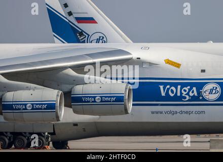 Schkeuditz, Deutschland. 28.. Februar 2022. Antonov an-124 Frachtflugzeuge der russischen Wolga-Dnepr-Gruppe stehen am Flughafen Leipzig/Halle. Die Flugzeuge dürfen nicht mehr starten, weil der Luftraum der EU für russische Flugzeuge gesperrt ist. Quelle: Jan Woitas/dpa-Zentralbild/dpa/Alamy Live News Stockfoto