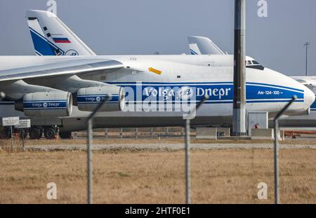 Schkeuditz, Deutschland. 28.. Februar 2022. Antonov an-124 Frachtflugzeuge der russischen Wolga-Dnepr-Gruppe stehen am Flughafen Leipzig/Halle. Die Flugzeuge dürfen nicht mehr starten, weil der Luftraum der EU für russische Flugzeuge gesperrt ist. Quelle: Jan Woitas/dpa-Zentralbild/dpa/Alamy Live News Stockfoto