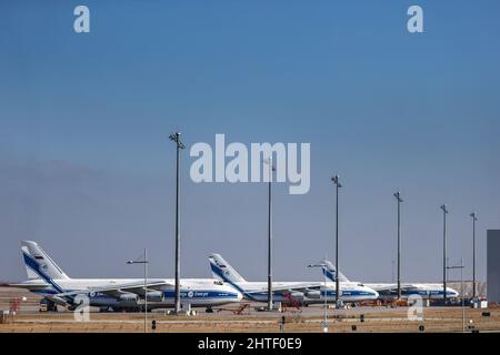 Schkeuditz, Deutschland. 28.. Februar 2022. Drei Antonov an-124 Frachtflugzeuge der russischen Wolga-Dnepr-Gruppe sind am Flughafen Leipzig/Halle geparkt. Die Flugzeuge dürfen nicht mehr starten, weil der Luftraum der EU für russische Flugzeuge gesperrt ist. Quelle: Jan Woitas/dpa-Zentralbild/dpa/Alamy Live News Stockfoto