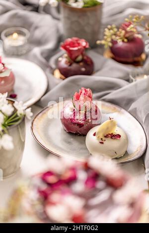 Stillleben von schönen Mousse Kuchen mit glänzenden roten und weißen Glasur bedeckt Stockfoto