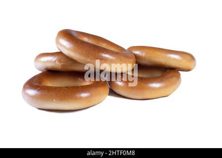 Runder, trockener Bagel, isoliert auf weißem Hintergrund. Ein Stapel Backwaren auf dem Tisch Stockfoto