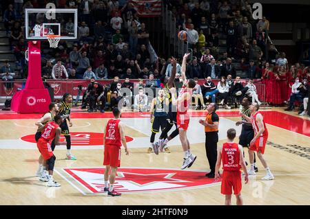 Belgrad, Serbien, 27.. Februar 2022. Jehyve Floyd springt zu Beginn des Spiels während des Euroleague Basketball-Spiels zwischen Crvena Zvezda mts Belgrade gegen Fenerbahce Beko Istanbul in Belgrad, Serbien, um den Ball. 27. Februar 2022. Kredit: Nikola Krstic/Alamy Stockfoto