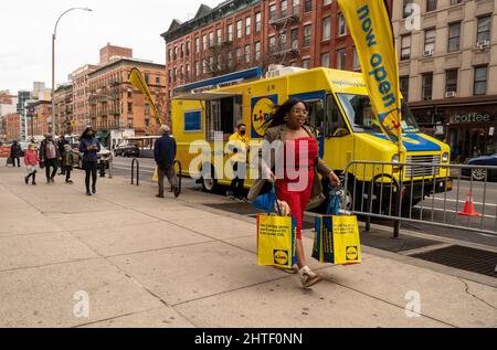 Am Mittwoch, den 23. Februar 2022, besuchen Einkäufer die Eröffnung eines Lidl-Supermarkts in Harlem in New York. Es wird erwartet, dass die globalen Unruhen in der Ukraine ihren Tribut für die Verbraucher fordern werden, wenn sie ihre Ausgaben reduzieren. Die US-Amerikaner stoßen auf die höchste Inflationsrate seit 40 Jahren, da die Verbraucherausgaben im vergangenen Monat sanken, die höchste seit Februar 2021. (© Richard B. Levine) Stockfoto