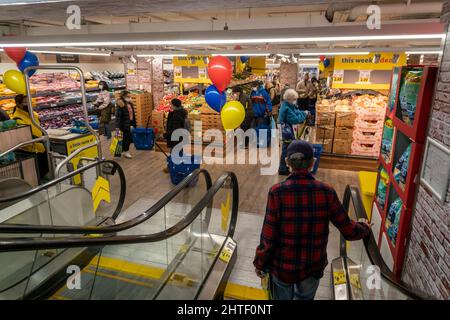 Am Mittwoch, den 23. Februar 2022, besuchen Einkäufer die Eröffnung eines Lidl-Supermarkts in Harlem in New York. Es wird erwartet, dass die globalen Unruhen in der Ukraine ihren Tribut für die Verbraucher fordern werden, wenn sie ihre Ausgaben reduzieren. Die US-Amerikaner stoßen auf die höchste Inflationsrate seit 40 Jahren, da die Verbraucherausgaben im vergangenen Monat sanken, die höchste seit Februar 2021. (© Richard B. Levine) Stockfoto