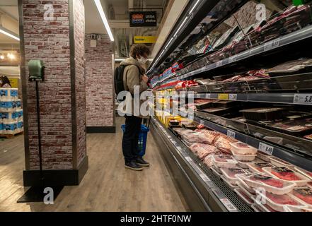 Am Mittwoch, den 23. Februar 2022, besuchen Einkäufer die Eröffnung eines Lidl-Supermarkts in Harlem in New York. Es wird erwartet, dass die globalen Unruhen in der Ukraine ihren Tribut für die Verbraucher fordern werden, wenn sie ihre Ausgaben reduzieren. Die US-Amerikaner stoßen auf die höchste Inflationsrate seit 40 Jahren, da die Verbraucherausgaben im vergangenen Monat sanken, die höchste seit Februar 2021. (© Richard B. Levine) Stockfoto