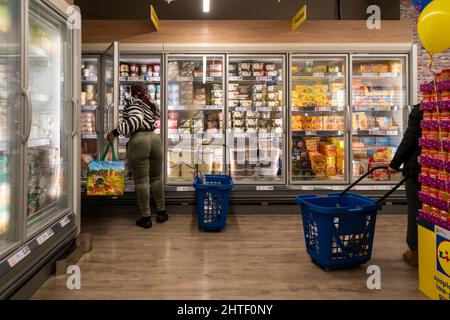 Am Mittwoch, den 23. Februar 2022, besuchen Einkäufer die Eröffnung eines Lidl-Supermarkts in Harlem in New York. Es wird erwartet, dass die globalen Unruhen in der Ukraine ihren Tribut für die Verbraucher fordern werden, wenn sie ihre Ausgaben reduzieren. Die US-Amerikaner stoßen auf die höchste Inflationsrate seit 40 Jahren, da die Verbraucherausgaben im vergangenen Monat sanken, die höchste seit Februar 2021. (© Richard B. Levine) Stockfoto