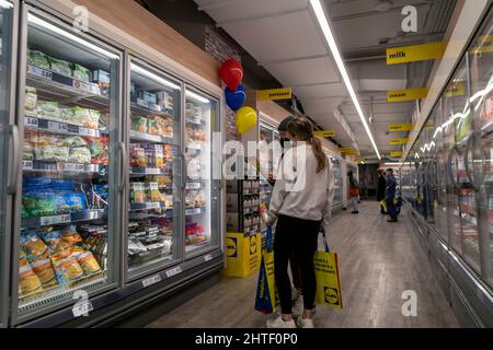 Am Mittwoch, den 23. Februar 2022, besuchen Einkäufer die Eröffnung eines Lidl-Supermarkts in Harlem in New York. Es wird erwartet, dass die globalen Unruhen in der Ukraine ihren Tribut für die Verbraucher fordern werden, wenn sie ihre Ausgaben reduzieren. Die US-Amerikaner stoßen auf die höchste Inflationsrate seit 40 Jahren, da die Verbraucherausgaben im vergangenen Monat sanken, die höchste seit Februar 2021. (© Richard B. Levine) Stockfoto