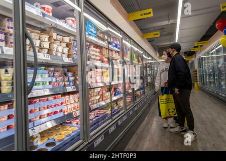 Am Mittwoch, den 23. Februar 2022, besuchen Einkäufer die Eröffnung eines Lidl-Supermarkts in Harlem in New York. Es wird erwartet, dass die globalen Unruhen in der Ukraine ihren Tribut für die Verbraucher fordern werden, wenn sie ihre Ausgaben reduzieren. Die US-Amerikaner stoßen auf die höchste Inflationsrate seit 40 Jahren, da die Verbraucherausgaben im vergangenen Monat sanken, die höchste seit Februar 2021. (© Richard B. Levine) Stockfoto