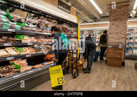 Am Mittwoch, den 23. Februar 2022, besuchen Einkäufer die Eröffnung eines Lidl-Supermarkts in Harlem in New York. Es wird erwartet, dass die globalen Unruhen in der Ukraine ihren Tribut für die Verbraucher fordern werden, wenn sie ihre Ausgaben reduzieren. Die US-Amerikaner stoßen auf die höchste Inflationsrate seit 40 Jahren, da die Verbraucherausgaben im vergangenen Monat sanken, die höchste seit Februar 2021. (© Richard B. Levine) Stockfoto