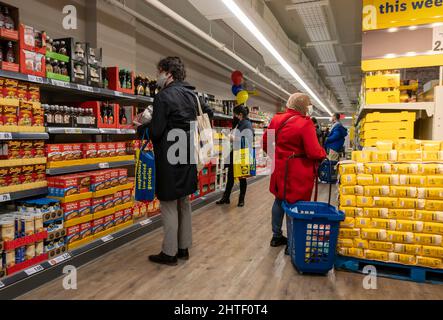 Am Mittwoch, den 23. Februar 2022, besuchen Einkäufer die Eröffnung eines Lidl-Supermarkts in Harlem in New York. Es wird erwartet, dass die globalen Unruhen in der Ukraine ihren Tribut für die Verbraucher fordern werden, wenn sie ihre Ausgaben reduzieren. Die US-Amerikaner stoßen auf die höchste Inflationsrate seit 40 Jahren, da die Verbraucherausgaben im vergangenen Monat sanken, die höchste seit Februar 2021. (© Richard B. Levine) Stockfoto