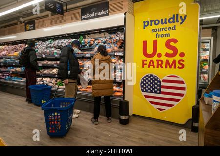 Am Mittwoch, den 23. Februar 2022, besuchen Einkäufer die Eröffnung eines Lidl-Supermarkts in Harlem in New York. Es wird erwartet, dass die globalen Unruhen in der Ukraine ihren Tribut für die Verbraucher fordern werden, wenn sie ihre Ausgaben reduzieren. Die US-Amerikaner stoßen auf die höchste Inflationsrate seit 40 Jahren, da die Verbraucherausgaben im vergangenen Monat sanken, die höchste seit Februar 2021. (© Richard B. Levine) Stockfoto