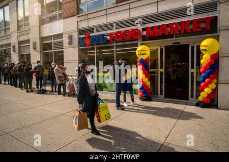 Am Mittwoch, den 23. Februar 2022, besuchen Einkäufer die Eröffnung eines Lidl-Supermarkts in Harlem in New York. Es wird erwartet, dass die globalen Unruhen in der Ukraine ihren Tribut für die Verbraucher fordern werden, wenn sie ihre Ausgaben reduzieren. Die US-Amerikaner stoßen auf die höchste Inflationsrate seit 40 Jahren, da die Verbraucherausgaben im vergangenen Monat sanken, die höchste seit Februar 2021. (© Richard B. Levine) Stockfoto