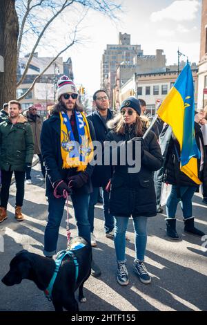 Mitglieder der LGBTQ+-Gemeinschaft, ihre Unterstützer und Ukrainisch-Amerikaner protestieren gegen die russische Invasion und zeigen am Samstag, 26. Februar 2022, Unterstützung für die Bürger der Ukraine vor dem Stonewall Inn in Greenwich Village in New York. (© Richard B. Levine) Stockfoto