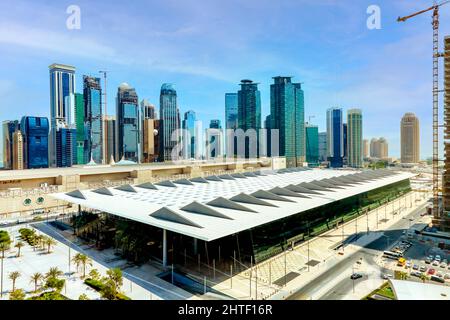 Vollständige Ansicht des Doha Exhibition Centre, Doha, Katar Stockfoto