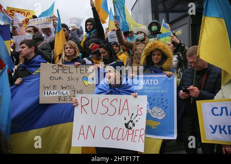 Demonstranten halten Plakate und ukrainische Flaggen während der Demonstration gegen die russische Aggression in Istanbul. Am fünften Tag des Angriffs russischer Truppen auf die Ukraine versammelten sich ukrainische Bürger und Antikriegsdemonstranten in Istanbul, um gegen Russland und den russischen Präsidenten Wladimir Putin zu protestieren. (Foto von Hakan Akgun / SOPA Images/Sipa USA) Stockfoto