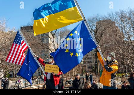 Ukrainisch-Amerikaner und ihre Anhänger protestieren am Sonntag, den 27. Februar 2022, im Washington Square Park in New York gegen die russische Invasion und zeigen Unterstützung für die Bürger der Ukraine. (© Richard B. Levine) Stockfoto