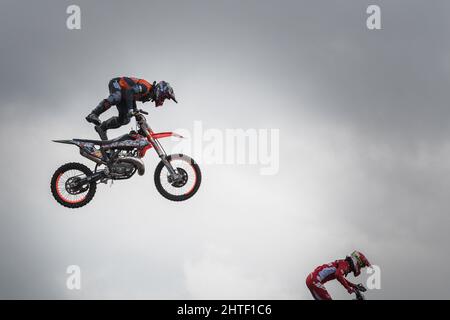 Rücksichtslose Piloten führen während der EICMA in Mailand akrobatische Tricks in der Luft durch Stockfoto