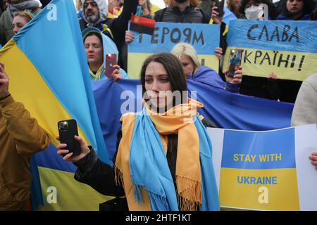 Demonstranten halten Plakate und ukrainische Flaggen während der Demonstration gegen die russische Aggression in Istanbul. Am fünften Tag des Angriffs russischer Truppen auf die Ukraine versammelten sich ukrainische Bürger und Antikriegsdemonstranten in Istanbul, um gegen Russland und den russischen Präsidenten Wladimir Putin zu protestieren. (Foto von Hakan Akgun / SOPA Images/Sipa USA) Stockfoto