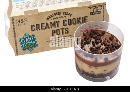 Schachtel mit veganen Creamy Cookie-Töpfen von M&S plant kitchen vegan mit entnommenem Topf und abgedecktem Deckel, um Inhalte auf weißem Hintergrund zu zeigen Stockfoto