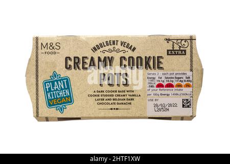 Schachtel mit genussvoll veganen cremigen Plätzchen von M&S Pflanzenküche vegan isoliert auf weißem Hintergrund Stockfoto