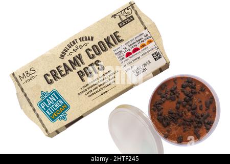 Schachtel mit veganen Creamy Cookie-Töpfen von M&S plant kitchen vegan mit entnommenem Topf und abgedecktem Deckel, um Inhalte auf weißem Hintergrund zu zeigen Stockfoto