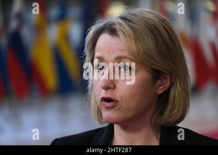 Brüssel, Belgien. 28.. Februar 2022. Ministerin Barbara Pompili kommt zu einer Dringlichkeitssitzung, um die Energiesituation in Europa während der russischen Invasion der Ukraine in Brüssel, Belgien, am 28. Februar 2022 zu diskutieren. Kredit: ALEXANDROS MICHAILIDIS/Alamy Live Nachrichten Stockfoto